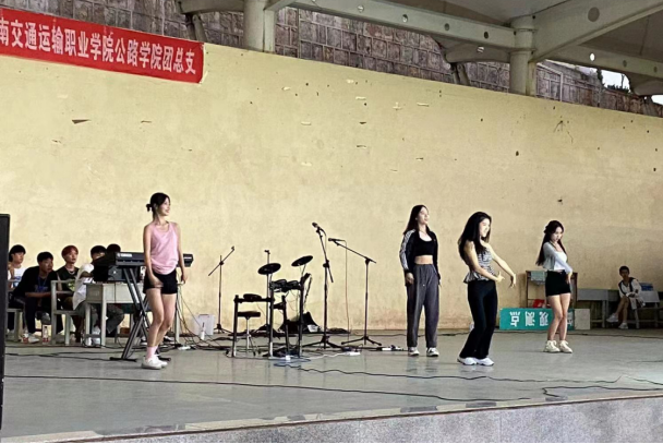 公路学院举办第一届音乐节336.png