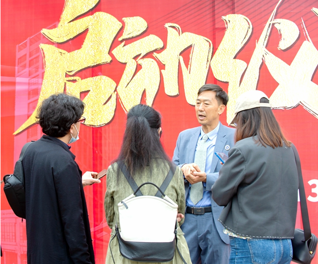 6、学校校长杨经元接受媒体采访.jpg