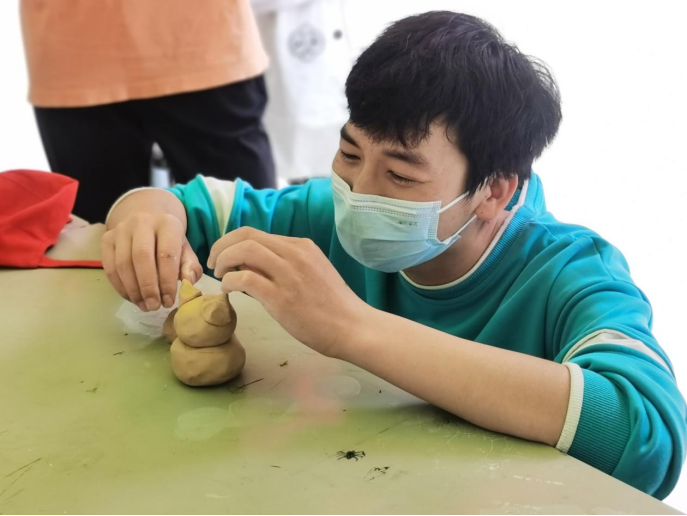 公路学院开展“喜迎二十大，展现家乡新风貌”之手工剪纸泥塑活动577.png